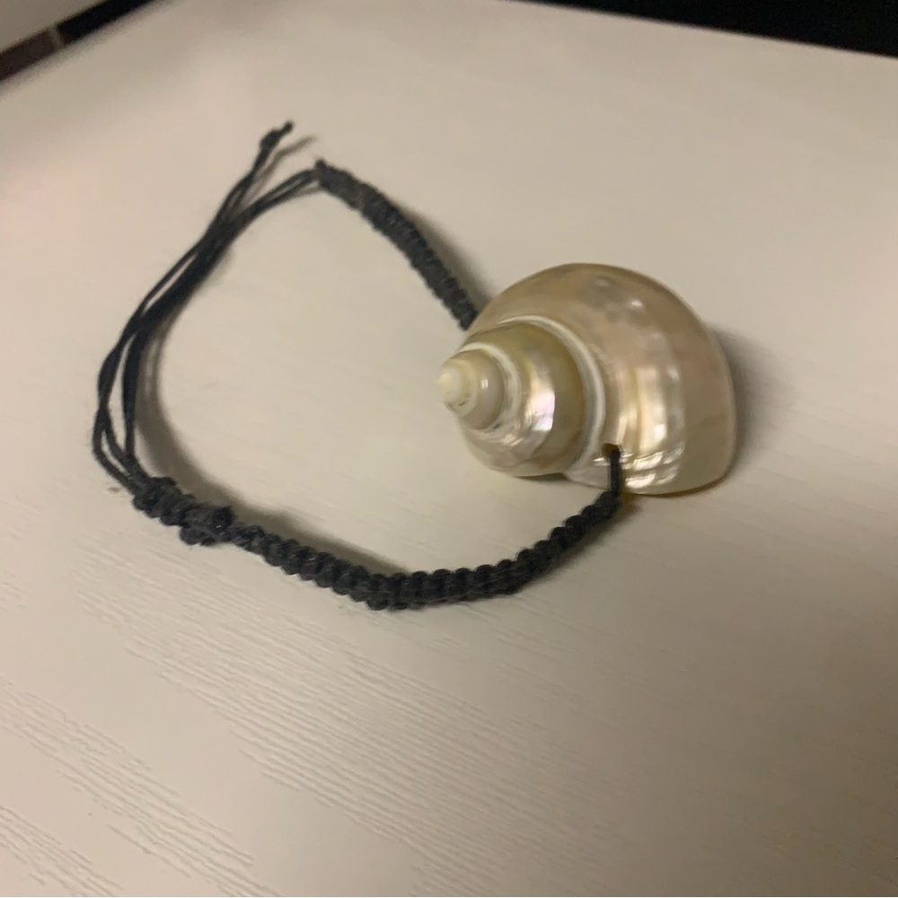 Elegant Shell Pendant Bracelet